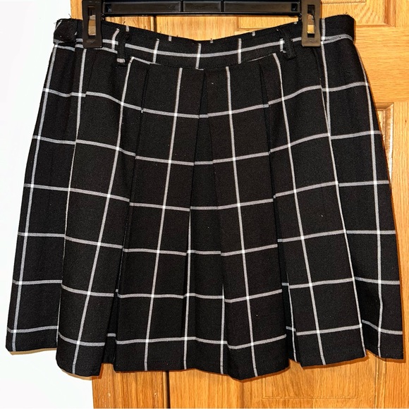 Hot Topic pleated skirt for a junior XL high rise waist 33” around length 16” - Picture 3 of 5